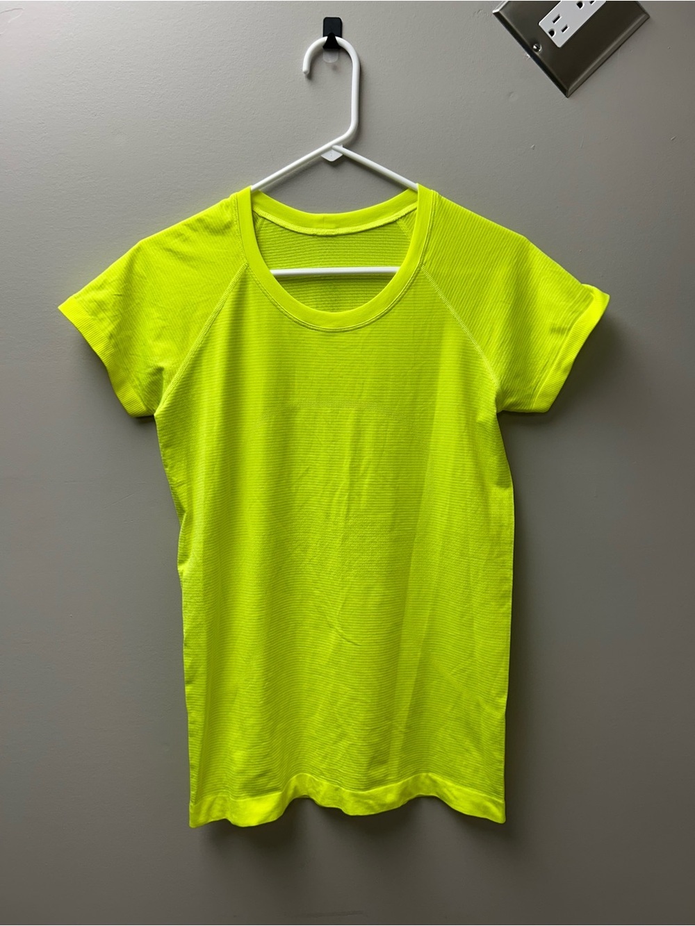 Lululemon Women’s Yellow Swiftly Tech Short Sleeve Shirt 2.0 *Race Length